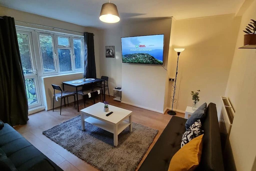 2 Bedroom In Kennington Londra