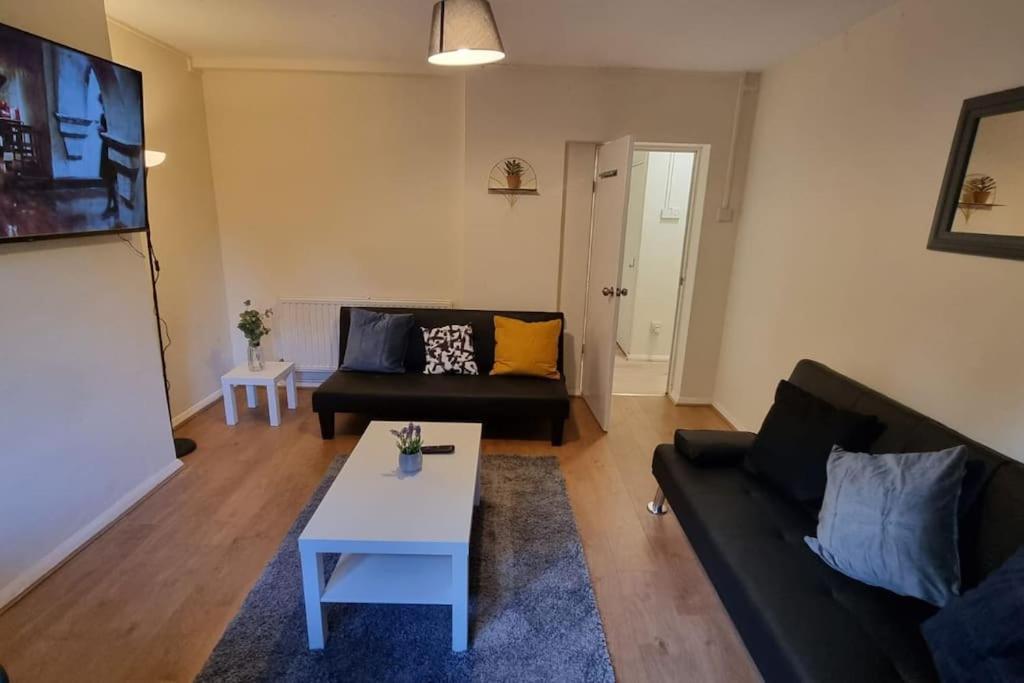 2 Bedroom In Kennington * Londra