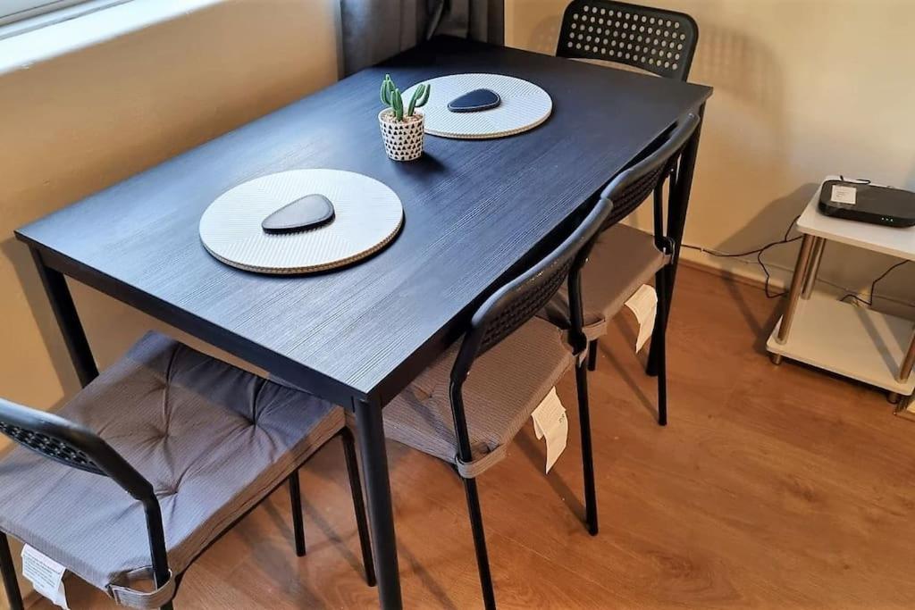 2 Bedroom In Kennington Londra